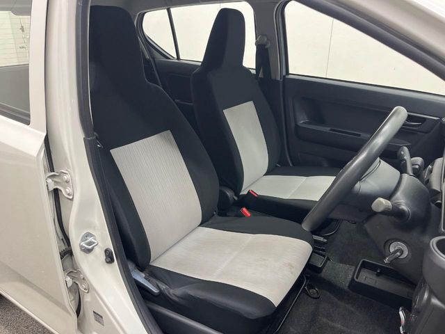 運転席シート廻りは使用感も少なく、良好な状態となっています。丁寧に使われていたことがよくわかりますね。