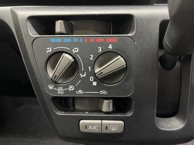 寒い冬も暑い夏も全席に快適な空調を届けてくれる、ダイヤル式エアコンを装備♪