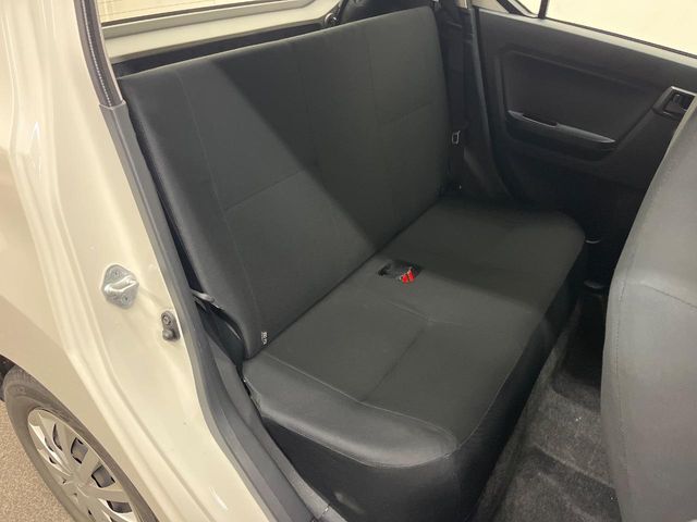後部座席も気になるようなキズ・汚れやへたり等、大きなダメージはなく、良好な状態です。