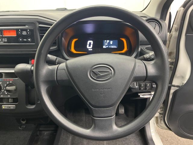 ステアリングも使用感が少なく、きれいな状態となっております♪