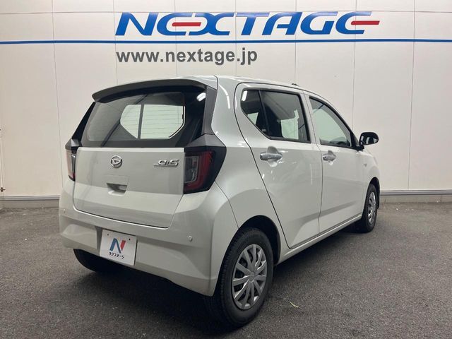 高透明度のガラス皮膜で撥水はもちろん、上質なツヤ・光沢を実現。紫外線や酸性雨から大切な愛車を保護し、色あせ・劣化を防止。「弾スプラッシュコート」、「弾プリミッサコート」からお選びいただけます。