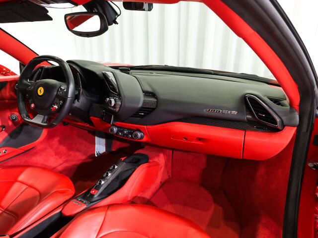 Rosso Ferrariレザーを基調に、ステッチと刺繍が彩る室内は特別感にあふれています。