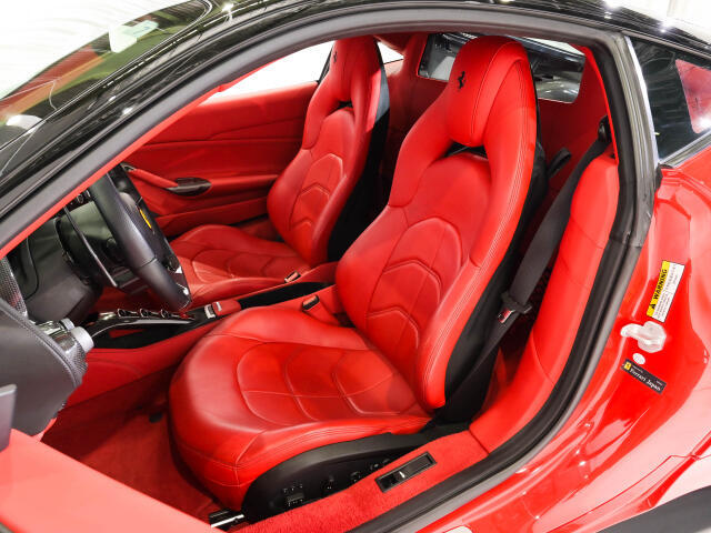 インテリアはRosso Ferrariのレザーを基調に、スペシャルカラードステッチやヘッドレストの跳馬刺繍を配し、細部にまでこだわりを感じさせます。