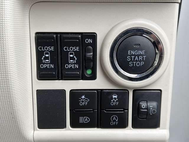 エンジンスタートスイッチは、扱いやすい運転席右側にございます。また両側パワースライドドアも標準ですので、子育て世代やシニアの方にも安心ですね。