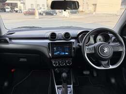 インパネ周りの使い勝手のよさと広い空間の室内♪スタイリッシュなフォルムがかっこよくボタンの操作もしやすいです♪見晴らしも良いので視野が広く運転しやすくなっております♪