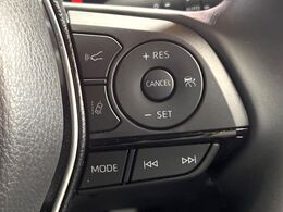 【レーダークルーズコントロール】高速道路での長距離走行が楽に！！自動で速度を保つクルーズコントロールが、衝突軽減システムと連携し、前方の車両を感知して車間を保つように速度調節してくれます！