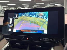 【バックカメラ】駐車時に後方がリアルタイム映像で確認できます。大型商業施設や立体駐車場での駐車時や、夜間のバック時に大活躍！運転スキルに関わらず、今や必須となった装備のひとつです！