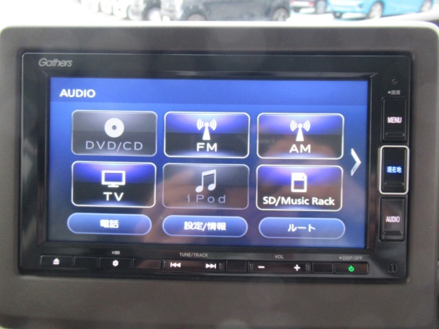 純正ギャザズメモリーナビ（VXM-214VFI）　フルセグTVを装着しています。