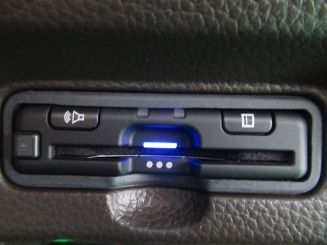 今や標準装備になりつつあるETC車載器も装着されております。料金所を通過するときも楽々です。