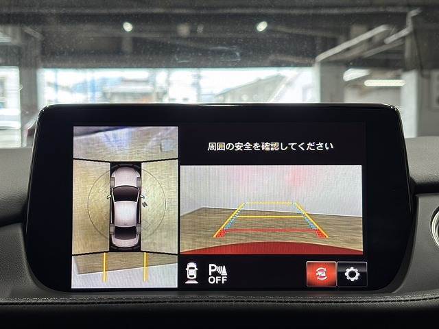 【全方位モニター】 クルマを上空から見下ろしているかのように、直感的に周囲の状況を把握できます。