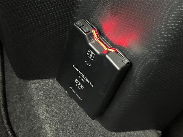 【ETC】有料道路を利用する際に料金所で停止することなく通過できる、ETC車載器（ノンストップ自動料金収受システム機器）が装備されています。セットアップを行うことで利用可能になります。