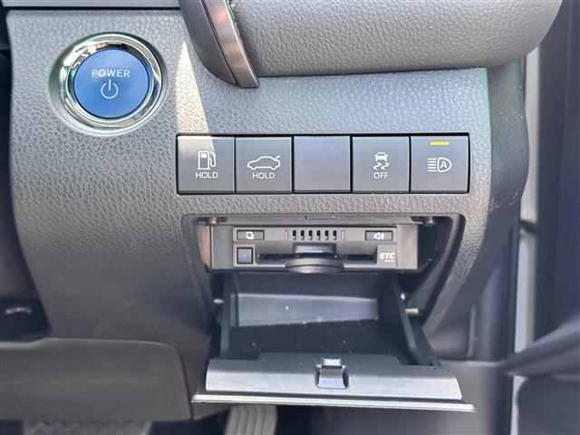 【ETC】有料道路を利用する際に料金所で停止することなく通過できる、ETC車載器（ノンストップ自動料金収受システム機器）が装備されています。セットアップを行うことで利用可能になります。