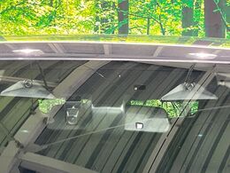 【アイサイトX】衝突被害軽減ブレーキはもちろん、『渋滞時ハンズオフアシスト』や『渋滞時発進アシスト』『カーブ前速度制御』等、従来よりも幅広いシーンで安全走行をサポートしてくれます。