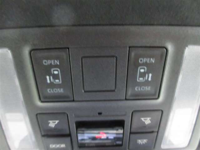 運転席・助手席両側で使いやすい、オーバーヘッドの両側パワースライドドア操作スイッチです。
