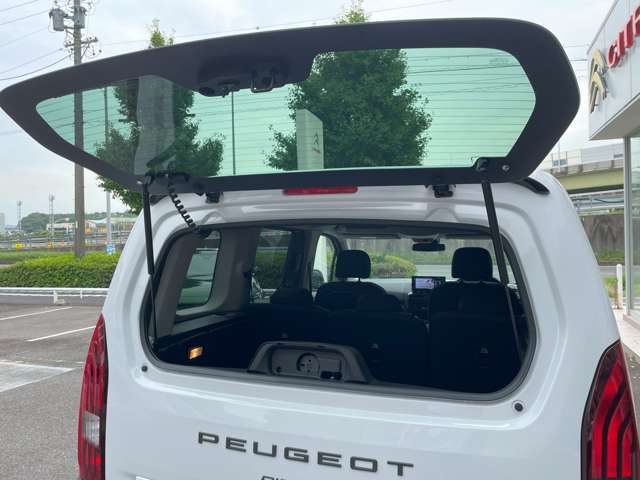 リアガラスハッチでございます。こちらから荷物を積むことができます。