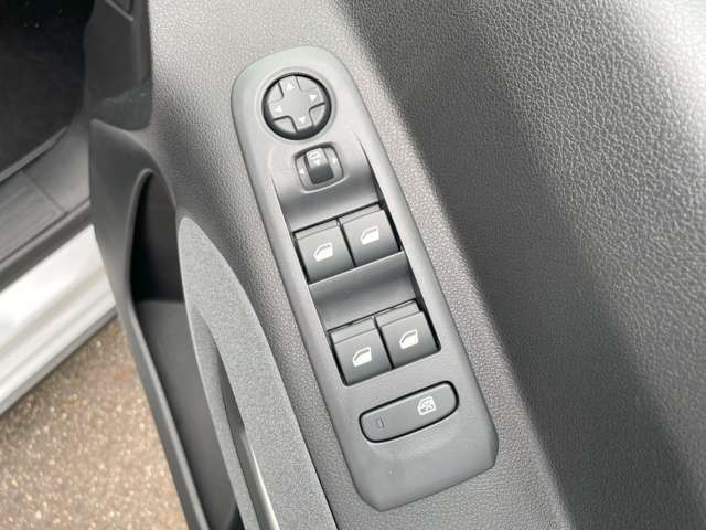 運転席側のコントロールスイッチです！窓やドアミラーの開閉時に！