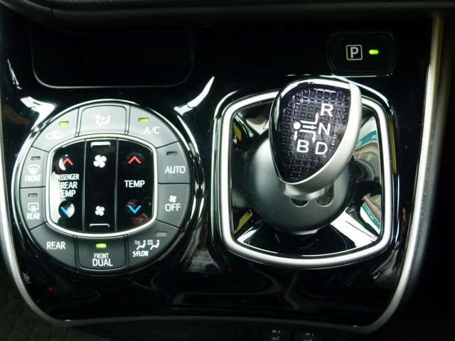 「シフトノブ（AT）」を撮影しました。とっても使いやすそうなオートマチックシフトですよね。是非見にいらっしゃって、握ってみてくださいね。とても握りやすいと思いますよ。