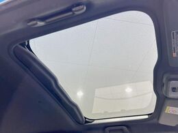 【ガラスルーフ】ガラスルーフ搭載で車内の解放感が一気にアップ！開放的なドライブをお楽しみいただけます。