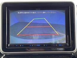 【バックモニター】後ろのカメラの映像がモニターに映し出されるので、後方の見えない死角や、障害物との距離感などもしっかり安全確認することができます！