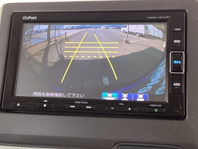 ガイド線表示機能付きのバックカメラで、バックでの車庫入れも安心です。