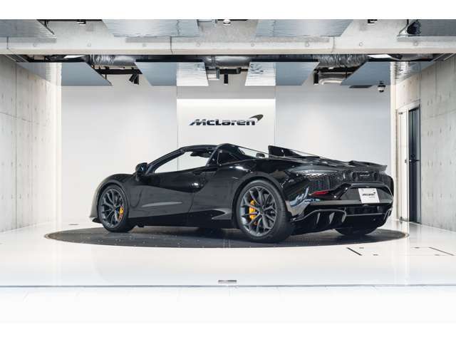 ホイールカラー・エキゾースト出口がマッドブラック仕上げとなっており、お車全体で2種類の黒をお楽しみいただけます。