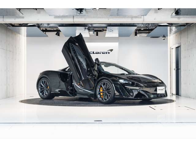 斜め前からお車をご覧いただく際にもディヘドラル・ドアは個性を表現いたします。