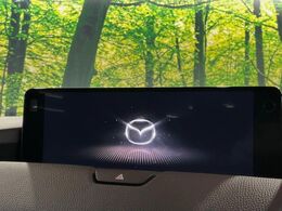 【12.3インチマツダコネクト】車内の雰囲気にマッチした大型ディスプレイ。スマホ接続でのナビ使用やBluetooth再生等、様々な機能が楽しめます。直感的なダイヤル操作が可能で、使い勝手も良好です。