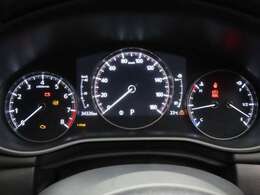 MAZDA3のメーター部です。華美な装飾を避け、必要な情報を瞬時に読み取れる様にデザイン・配置されています。