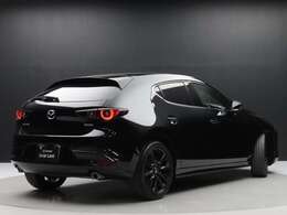 弊社下取りワンオーナー車の、MAZDA3が入荷しました。ボディ色黒のブラックトーンエディションですので、精悍なスタイルがカッコいいですよね。