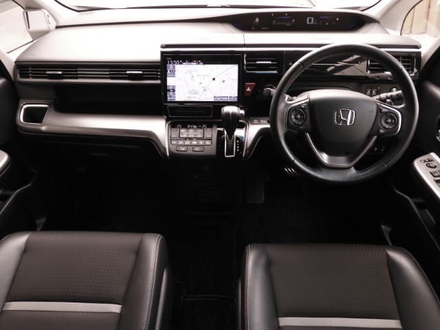 ◆視界広々で非常に運転しやすくロングドライブでも疲れを感じさせないすっきりとまとまったインパネ周りです。