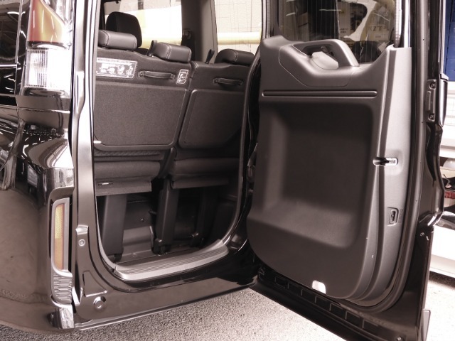 お子様わくわく♪わくわくゲート。後ろが狭くても荷物をサッと積込みできます！。タテにもヨコにも開くドアはサードシートへのアクセスもスムーズ！