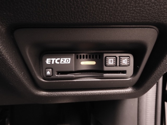 ◆ETC2.0装着◆進化したドライブ体験。料金収受システムだけだったETCが生まれ変わって、高速道路を賢く使うETC2.0に進化しました。多彩な情報サービスが便利で快適なドライブ体験を提供します。