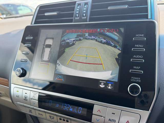 『パノラミックビューモニター』360度カメラも装着されております！車内のスイッチで切り替え可能です！リバース時には、自動でバックカメラと併用で映し出されますので、全周囲を確認しながら後退可能です！！！
