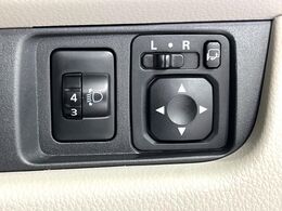 【電動格納ミラー】サイドミラーは電動格納式となっており、狭い駐車場でもキズがつくリスクを抑えられます。