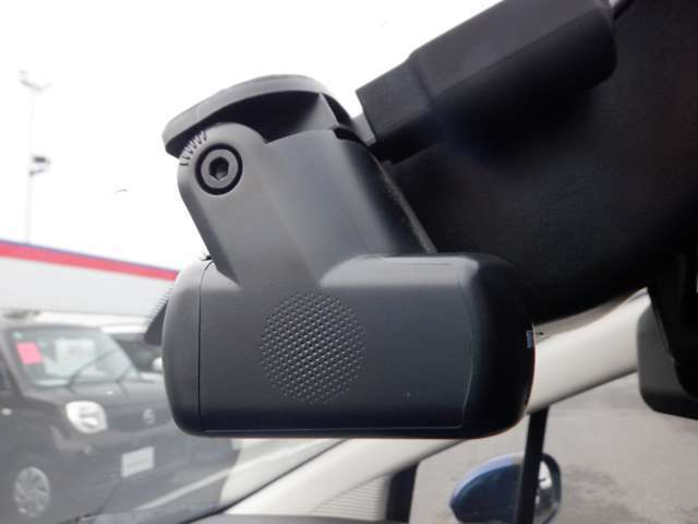 前後ドライブレコーダーなら、事故の走行記録だけでなく、ドライブの思い出を記録したりとカーライブを豊かにします。