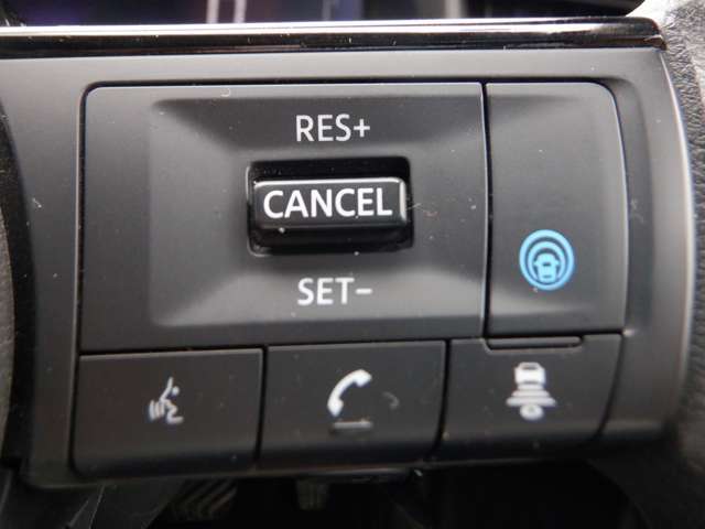 【日産プロパイロット】　高速道路の単調な渋滞走行と長時間の巡航走行で、アクセル、ブレーキ、ハンドルの操作をクルマがアシスト。快適な高速ドライブが楽しめます。