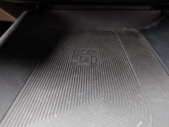 置くだけで携帯電話充電が出来ます。