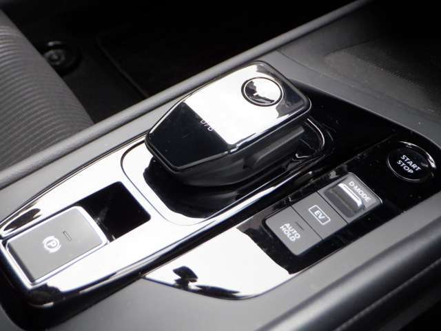 【e-ペダル】アクセルペダルの踏み加減を調整するだけで発進、加速、減速、停止までをコントロールすることができます。