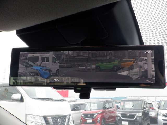 【日産のスマート・ルームミラーは内蔵モニターで後方の状況をクリアな画像で確認でき、通常のルームミラーに切り替えて後席の様子を確認することもできます。