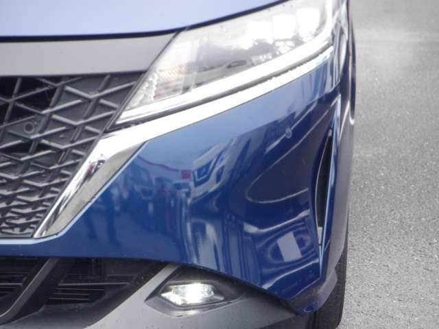 【LEDヘッドランプ】ハロゲンヘッドランプの約2倍の光量でより明るく遠くを照射。視認性、長寿命、省電力に優れ、スタイリッシュな白光色も魅力