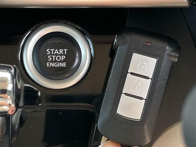 スマートキーとプッシュスタートです。鍵を保持していればキーを差し込むことなく、ロックの開閉からエンジンの始動までできます。