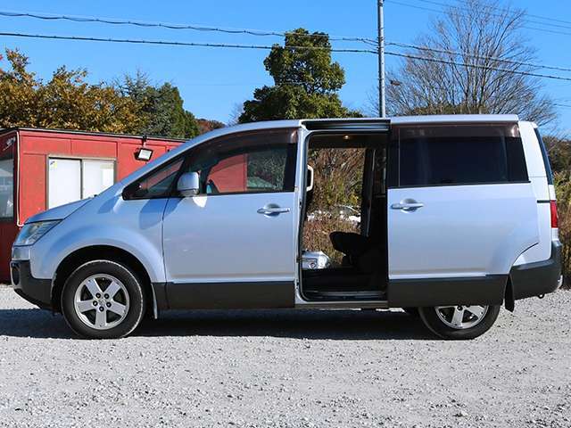 【両側スライドドア】両側スライドドア搭載のお車です。小さなお子様やご高齢の方がいらっしゃるご家庭でも快適にご利用いただけます。