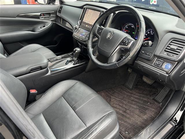 【運転席】座り心地が良いシートなので長時間の運転でも快適にお過ごしいただけます。新品のフロアマットのご注文も可能です。掲載箇所以外にご希望の写真がございましたらお気軽にお問い合わせ下さい。