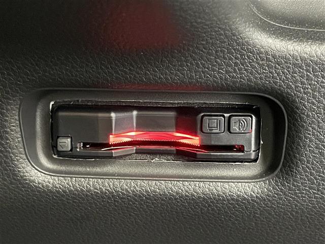 【ETC】有料道路を利用する際に料金所で停止することなく通過できる、ETC車載器（ノンストップ自動料金収受システム機器）が装備されています。セットアップを行うことで利用可能になります。