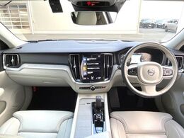 V60クロスカントリー　B5　AWD　プロ入庫です！パワーシートや高品質スピーカーなど快適装備盛りだくさん♪もちろんボルボが世界に誇る安全機能も多数装備されております。