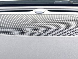 【harman　kardon】ハーマンカードンのHi-Fiスペシャリストと共に、モデル別に開発・設計された専用チューニングが臨場感溢れる音響空間を実現しています。