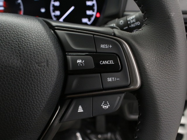 【アダプティブクルーズコントロール】設定した車速内でクルマが自動的に加減速。　前走車との適切な車間距離を維持しながら追従走行し、　ドライバーの運転負荷を軽減します！