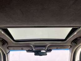 【サンルーフ】開放感たっぷりの希少装備、サンルーフが装着されています！車内に明かりを取り入れたり景色を楽しむ以外にも、車内の空気も簡単に換気できて快適です！