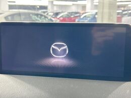 【10.25インチマツダコネクト】車内の雰囲気にマッチした大型ディスプレイ。スマホ接続でのナビ使用やBluetooth再生等、様々な機能が楽しめます。直感的なダイヤル操作が可能で、使い勝手も良好です。