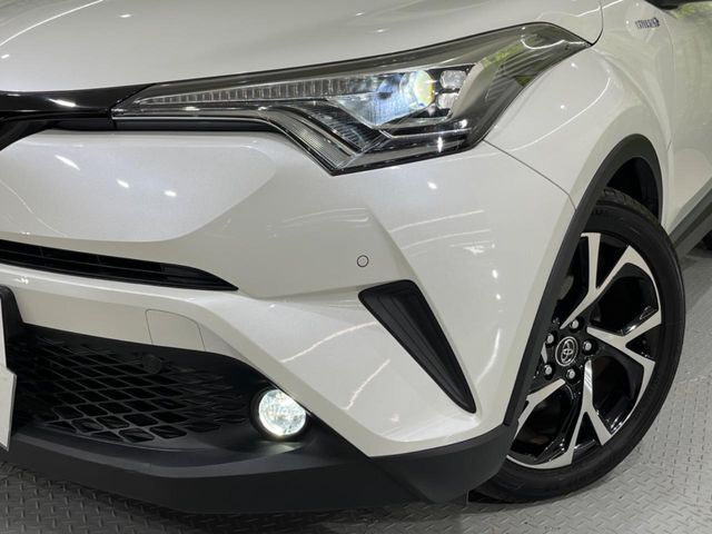 【LEDヘッドライト】悪天候や夜間走行時も良好な視界を確保し安心して運転できる高輝度LEDヘッドライトを装備！点灯速度が早く、消費電力も抑えられています。